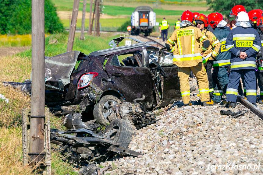 Tragedia w Bajdach. Samochód wjechał pod pociąg 