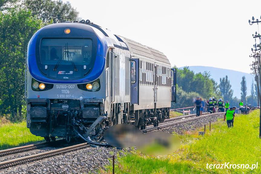 Tragedia w Bajdach. Samochód wjechał pod pociąg 
