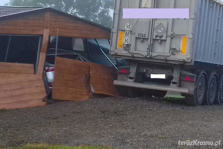 REGION. TIR wjechał w garaż w Baryczy
