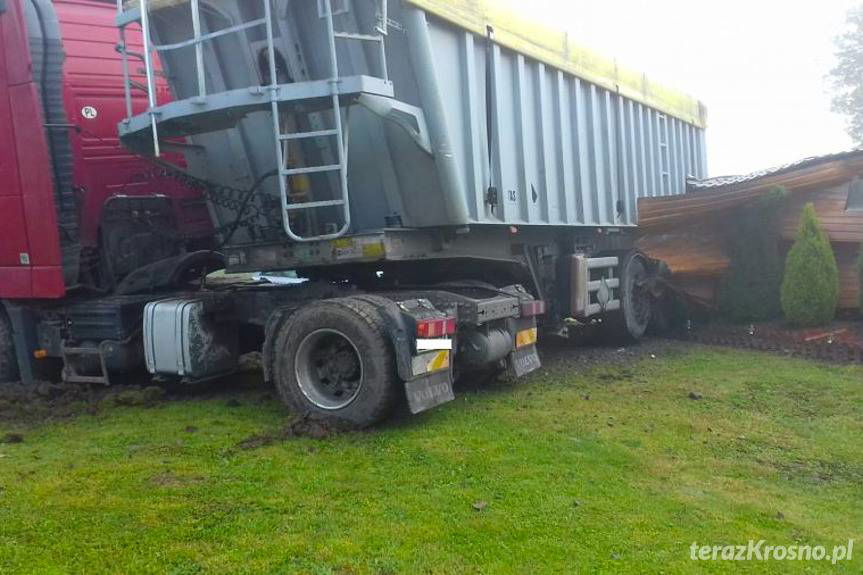 REGION. TIR wjechał w garaż w Baryczy