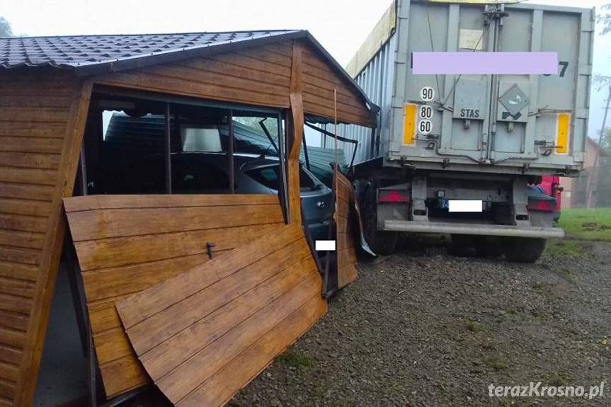 REGION. TIR wjechał w garaż w Baryczy