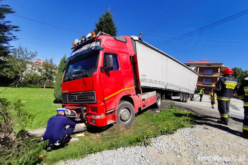Tir stoczył się ze wzniesienia, uderzył w drzewo