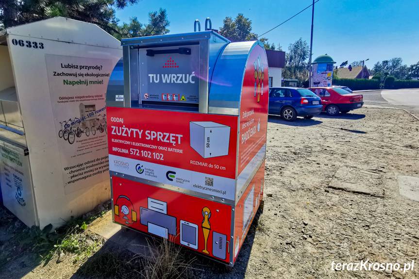 Czerwone pojemniki na elektrośmieci w Krośnie