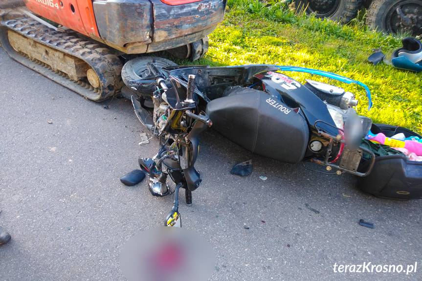 Jaszczew. Wjechała skuterem w koparkę