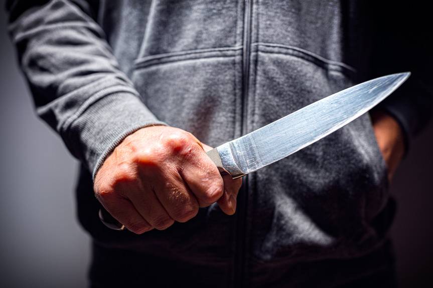 Rozbój, cios nożem i kradzież