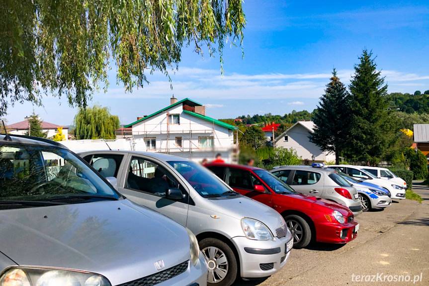 Chciał pomóc. Upadł na parkingu i mocno się poobijał