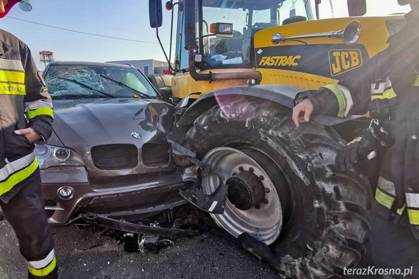 Zderzenie bmw z ciągnikiem w Krośnie