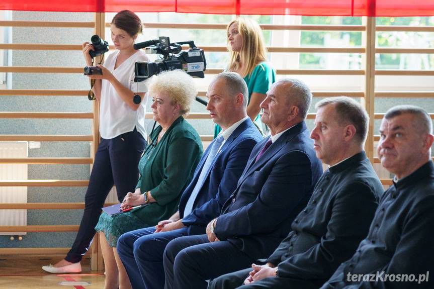 Łęki Strzyżowskie. Piękny prezent dla uczniów