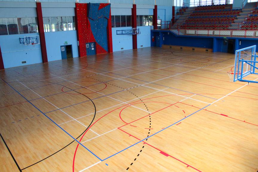 Parkiet hali GOSiR w Jedliczu po renowacji