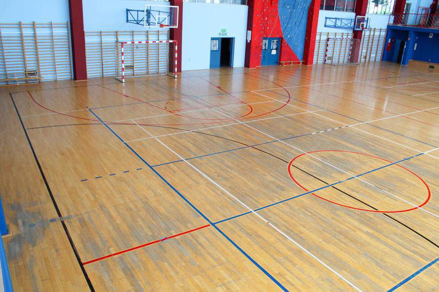 Parkiet hali GOSiR w Jedliczu po renowacji