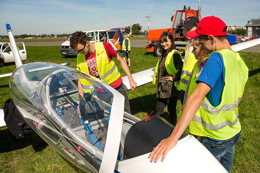 Uczniowie Mechanika rozpoczęli szkolenia lotnicze