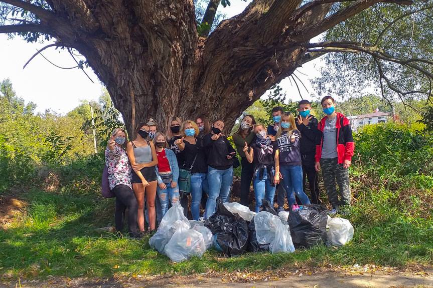 Uczniowie sprzątali w Krośnie