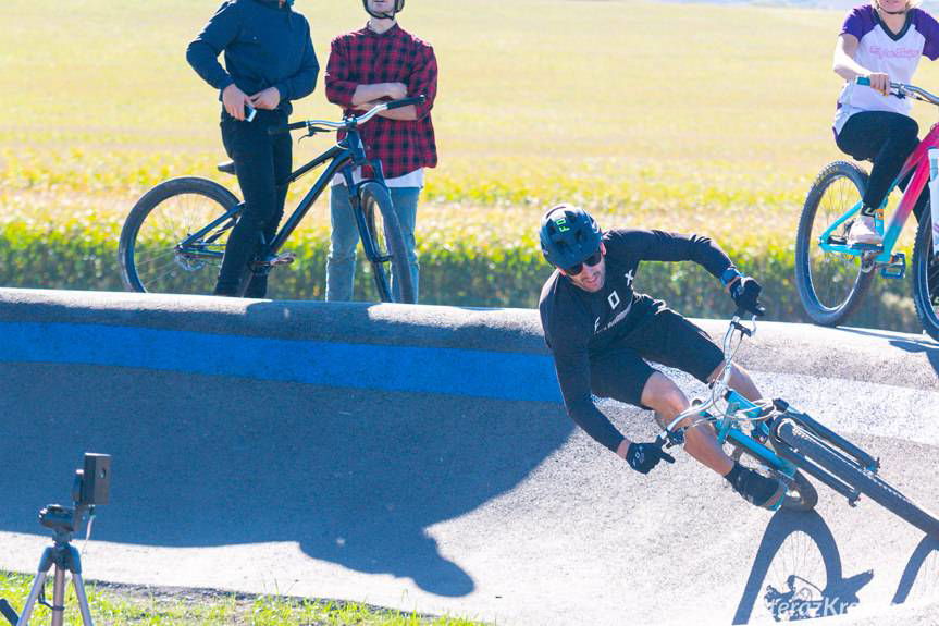 Miejsce Piastowe. Zawody rowerowe na pumptracku 