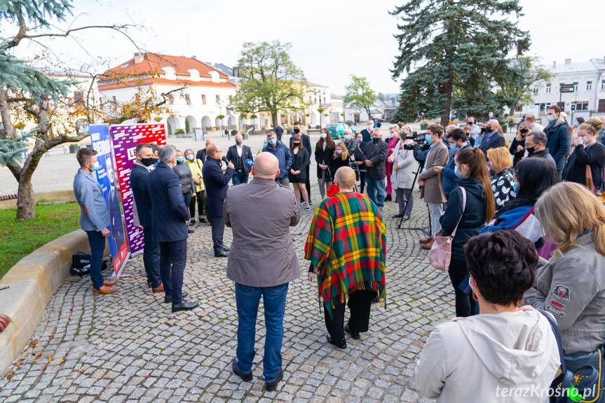 Robert Biedroń otworzył swoje biuro w Krośnie. Jak dobrze być w domu…