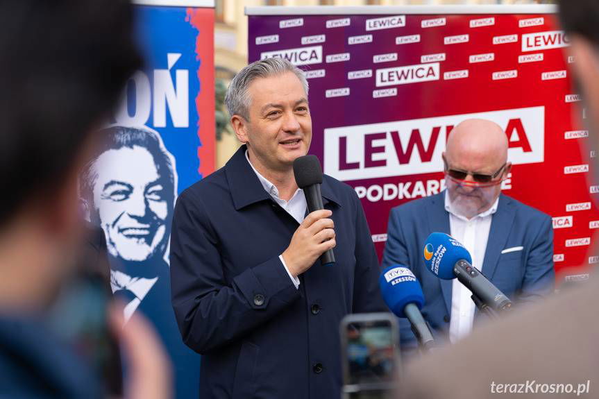 Robert Biedroń otworzył swoje biuro w Krośnie. Jak dobrze być w domu…