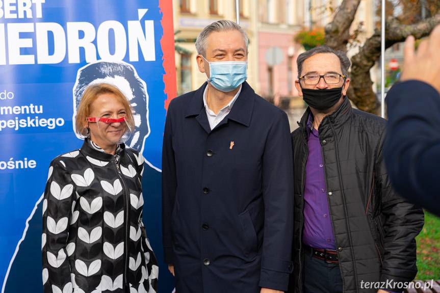 Robert Biedroń otworzył swoje biuro w Krośnie. Jak dobrze być w domu…