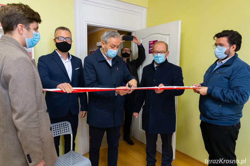 Robert Biedroń otworzył swoje biuro w Krośnie. Jak dobrze być w domu…