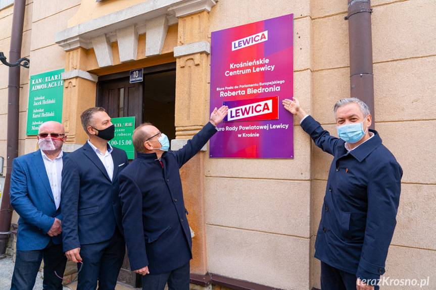 Robert Biedroń otworzył swoje biuro w Krośnie. Jak dobrze być w domu…