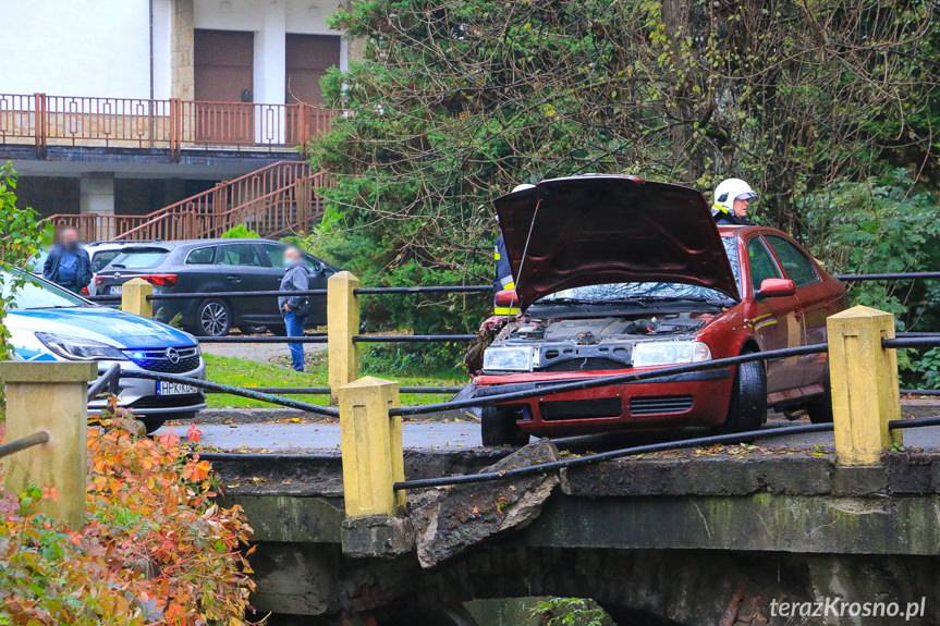 Kolizja w Iwoniczu-Zdroju, wjechał w bariery mostu