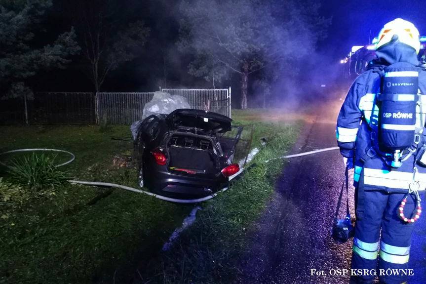 Samochód uderzył w ogrodzenie i zapalił się