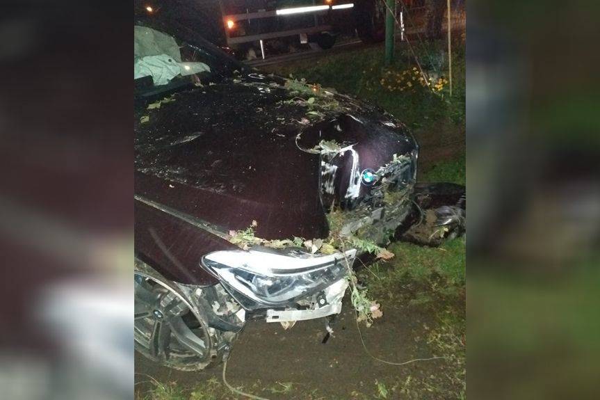 REGION. Uderzył w dwa samochody, słup i ogrodzenie. Był pijany