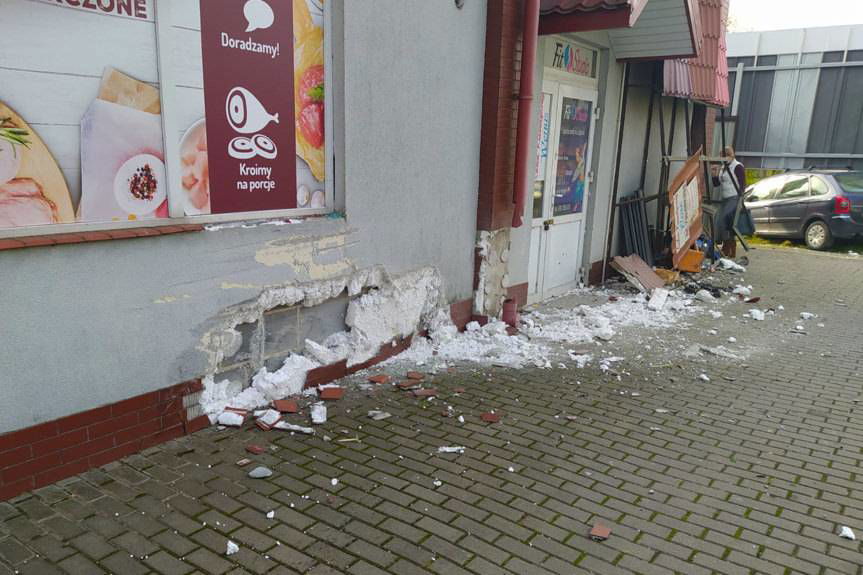 REGION. Wjechał citroenem w sklep