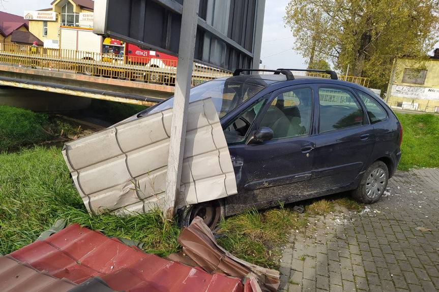 REGION. Wjechał citroenem w sklep