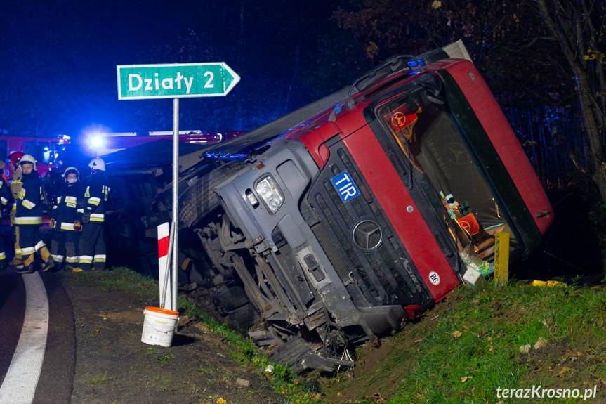 Wola Komborska. Ciężarówka na boku w rowie