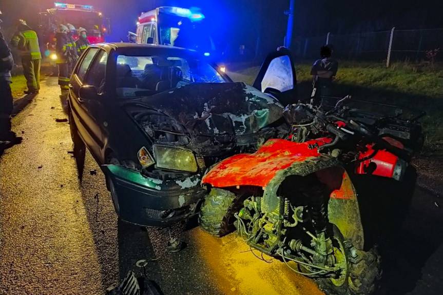 REGION. Czołowe zderzenie samochodu i quada