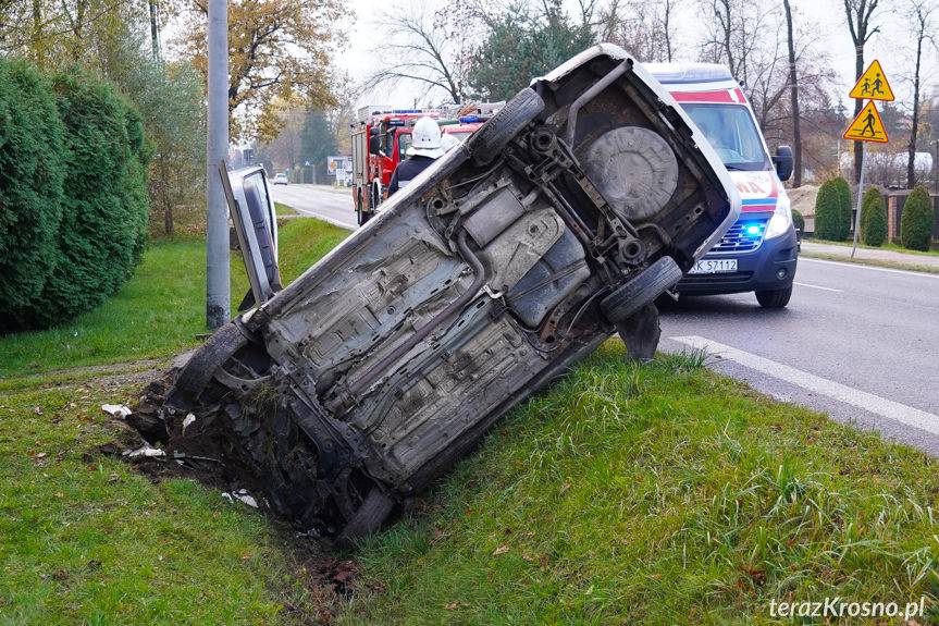 Krosno. Wjechał do rowu i uderzył w przepust 