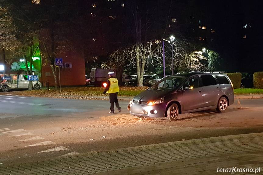 Zderzenie mitsubishi i volkswagena na skrzyżowaniu