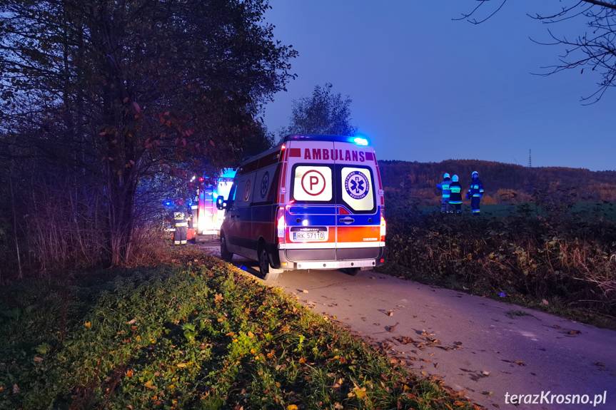 Korczyna. Quad uderzył w drzewo, 18-latka ciężko ranna
