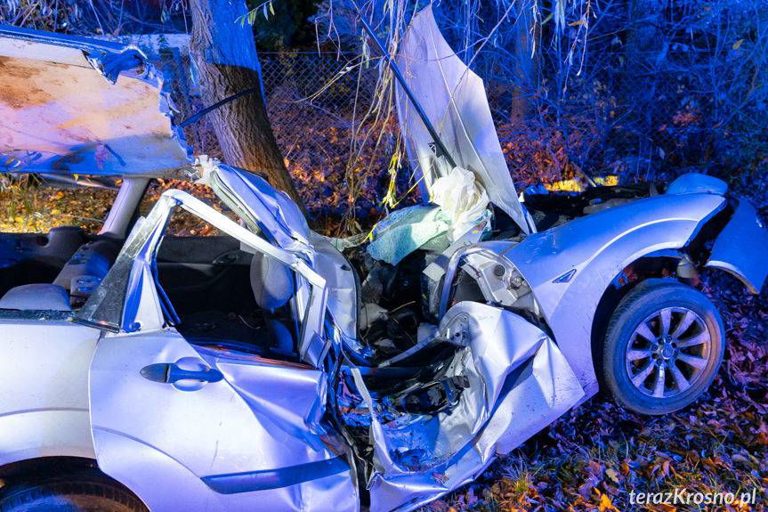 Dramatyczny wypadek w Krośnie. Samochód owinął się wokół drzewa