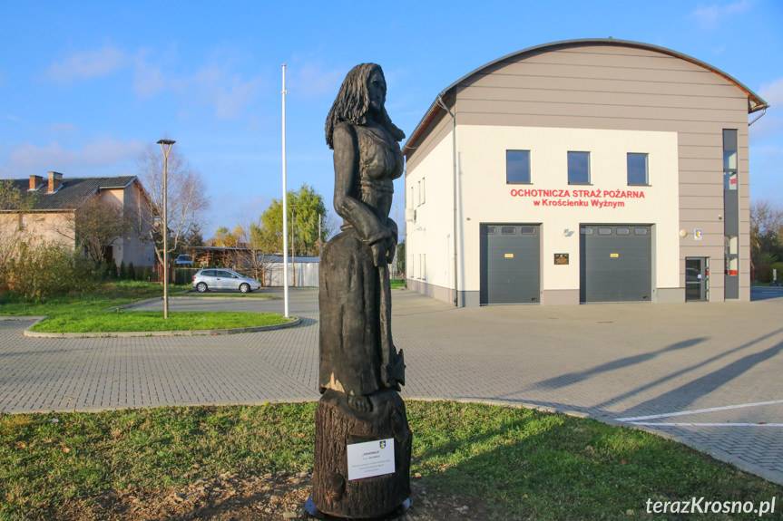 Siekiernica strzeże remizy OSP w Krościenku Wyżnym