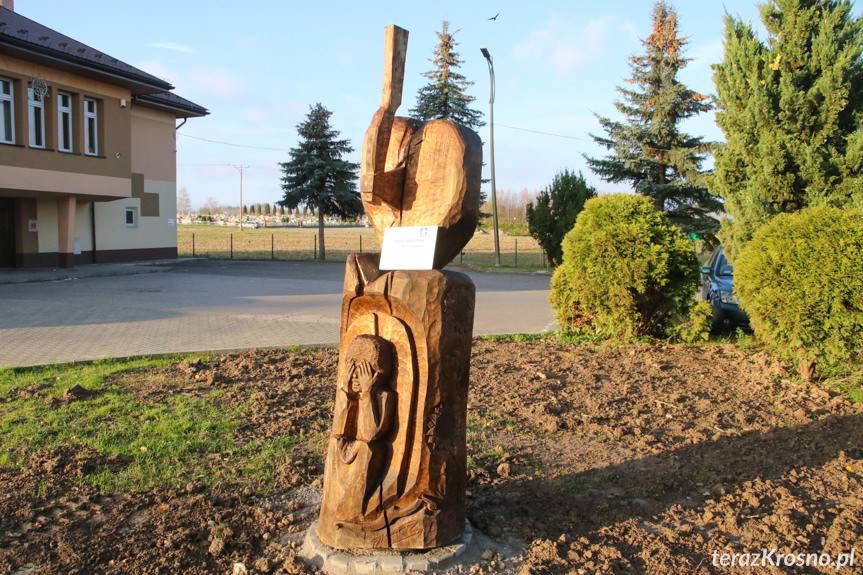 Siekiernica strzeże remizy OSP w Krościenku Wyżnym