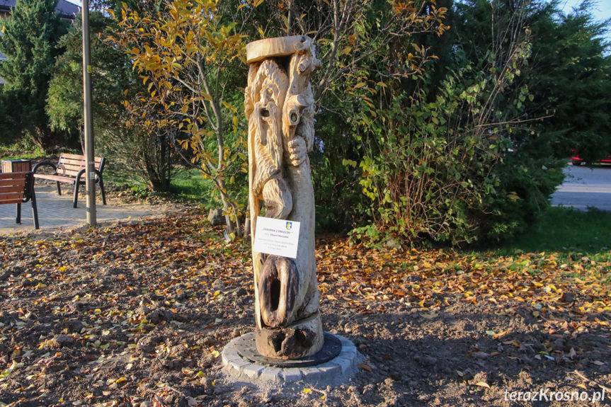 Siekiernica strzeże remizy OSP w Krościenku Wyżnym