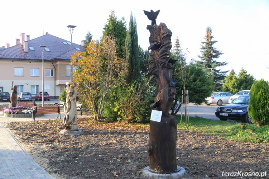 Siekiernica strzeże remizy OSP w Krościenku Wyżnym