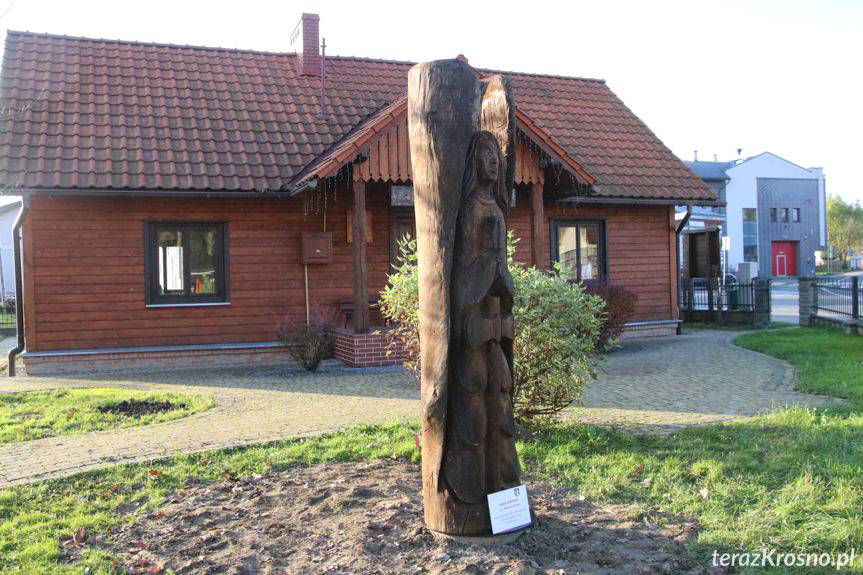 Siekiernica strzeże remizy OSP w Krościenku Wyżnym