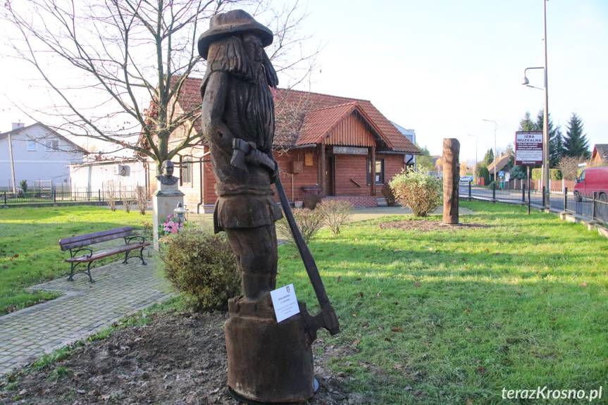 Siekiernica strzeże remizy OSP w Krościenku Wyżnym