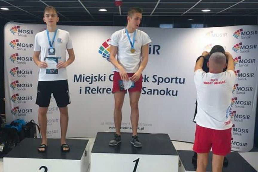 29 medali krośnieńskich pływaków