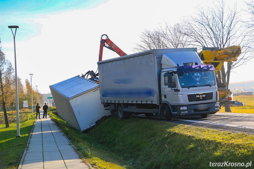 Silny podmuch wiatru zmiótł z drogi przyczepę
