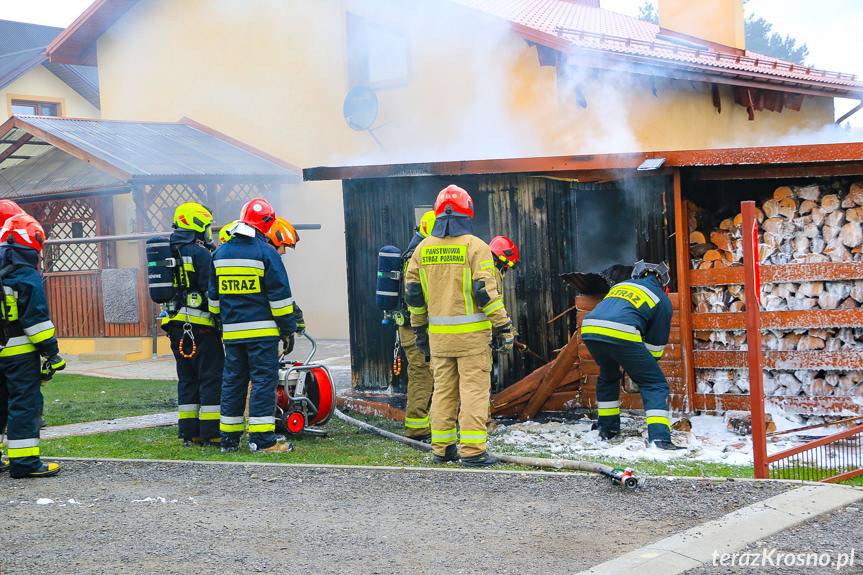 Równe. Pożar samochodu osobowego i wiaty