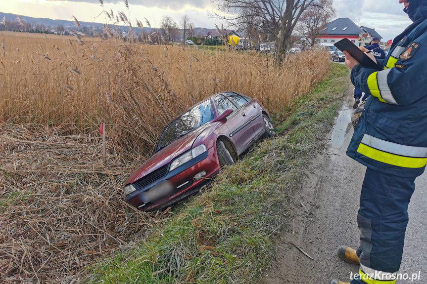 Zręcin. Stracił panowanie nad autem i zjechał z drogi