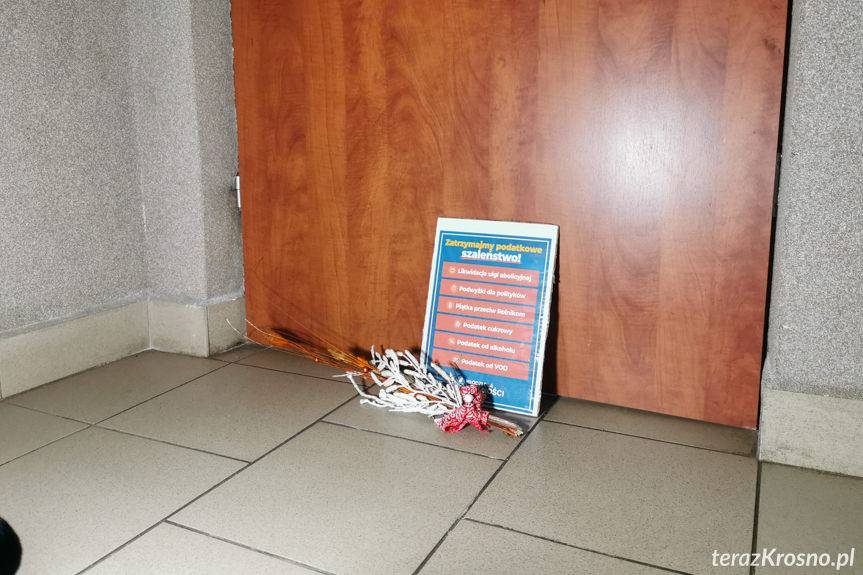 Rózga pod biurem poselskim PiS