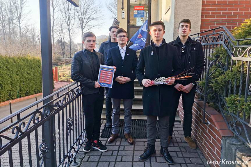 Rózga pod biurem poselskim PiS