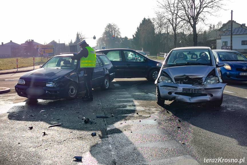 Zderzenie volkswagena i mercedesa w Miejscu Piastowym