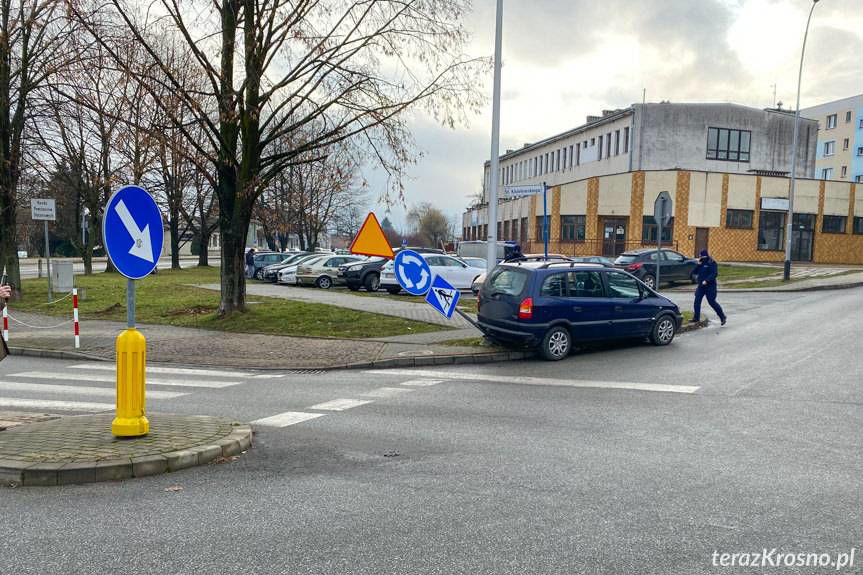 Nie zaciągnął ręcznego, auto stoczyło się na znak