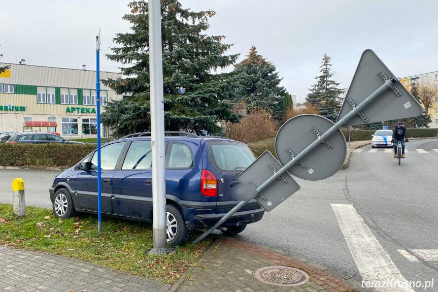 Nie zaciągnął ręcznego, auto stoczyło się na znak
