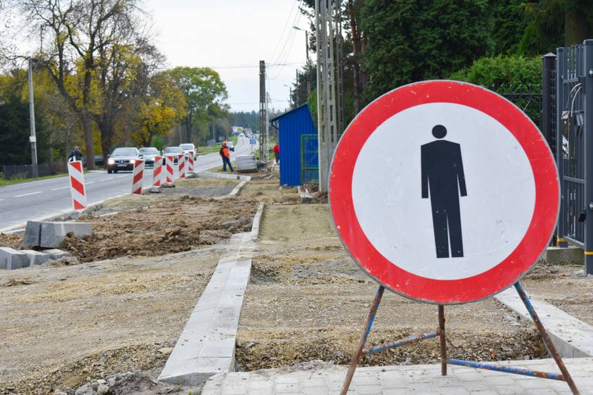 Trwa budowa chodnika w Ustrobnej