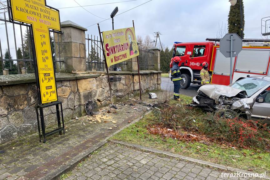 Uderzył w ogrodzenie sanktuarium w Korczynie